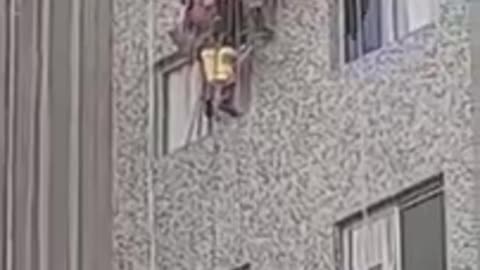 Perigo: Diarista escorrega do 12º andar de prédio no Centro de Curitiba e é salva por trabalhador