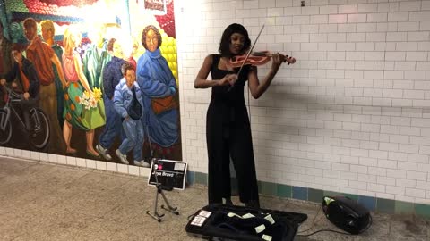 African song on the violin - busking in the streets of New York, USA 🇺🇸