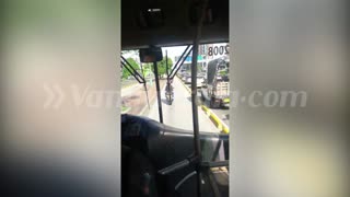 Continúa invasión del carril exclusivo de Metrolínea en Bucaramanga