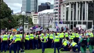 New Zealand cracks down on vaccine mandate protests