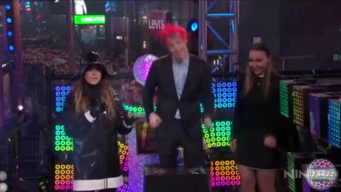Ninja tries to get New Years Eve crowd to floss with him (CRINGE)