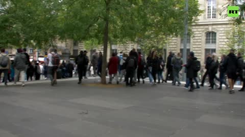 I manifestanti dei gilet gialli tornano nelle strade di Parigi in Francia in mezzo all'aumento dell'inflazione.i manifestanti danneggiavano gli arredi urbani e davano fuoco ai cassonetti della spazzatura..esprimendo il loro malcontento