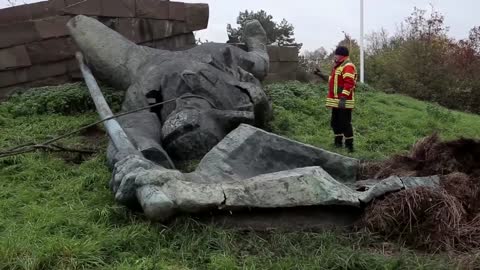 Ukraine tears down monument to 'Soviet liberators'