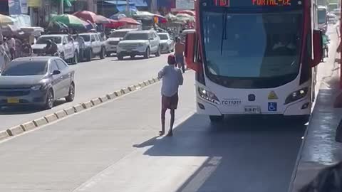 Video: ¡Qué peligro! Hombre se le cruza a bus de Transcaribe en pleno carril