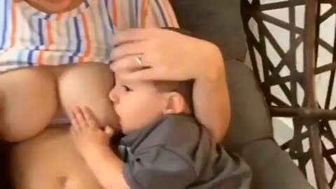 Mom Feeds two babies together | Breastfeeding