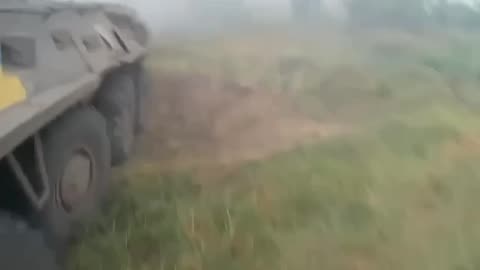 Ukrainian APC Covers the Retreat of Pinned Down National Guardsmen(Insane)