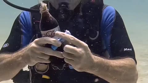 Mentos and Coke Fizz Underwater