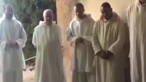Monges cartuxos cantam o Salve Regina