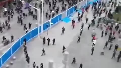 People tear down barricades in #Wuhan. Anti-lockdown protests are spreading in more China cities