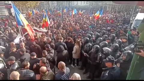 Protesters clash with police in Chisinau