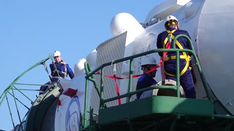 Expendition space station crew soyuz rocket rolls