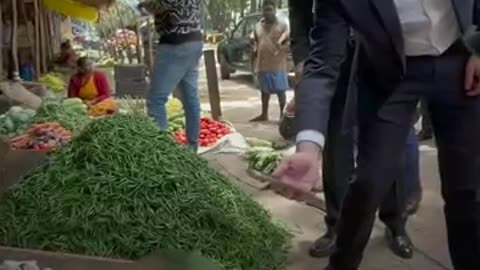 Watch : German Primeminister's uses UPI at vegetables market calls it #Fascinating