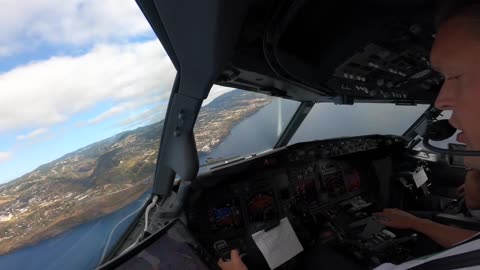Cockpit view - Boeing 737-800 Landing
