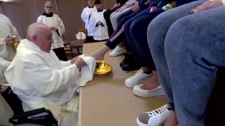 Pope visits female prison for Easter foot-washing ritual