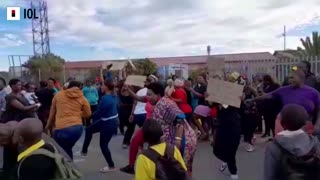 Watch: Parents Block the Entrance of Chuma Primary School in Khayelitsha