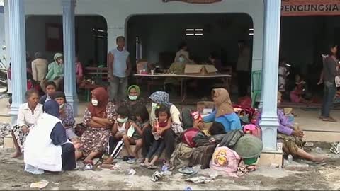 Volcanic ash blankets towns & villages in Java, Indonesia - BBC News