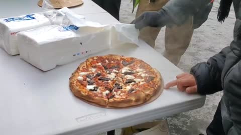 Trudeau: "Truckers in Ottawa hateful and violent" - Truckers Demonstrate Love With Pizza