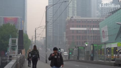 Melbourne blanketed by smoke as bushfires continue in Victoria — video