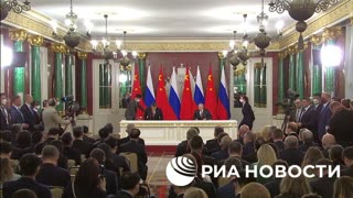 Footage of Putin and Xi Jinping signing joint documents