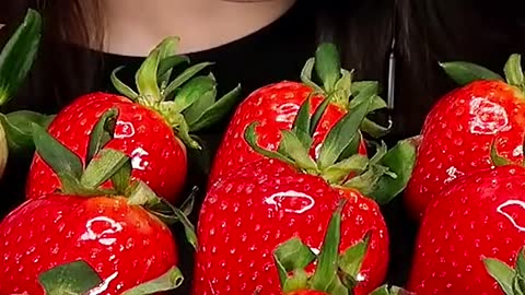 Candied Strawberry Tanghulu #zoeyasmr #zoeymukbang #bigbites #mukbang #asmr #food #먹방 #틱톡푸드 #candied