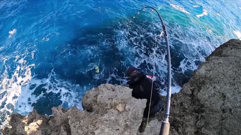 OS PERIGOS DE PESCAR TUBARÃO NA ISCA NATURAL. Rock Fishing.