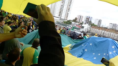 Patriotas abanam a bandeira do Brasil na via Dutra
