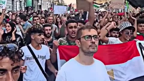 Pro-Hamas Muslims march en masse in Naples. Unrecognizable city.