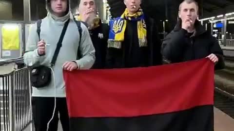 Ukrainians hang UPA flag in Polish train on way to match