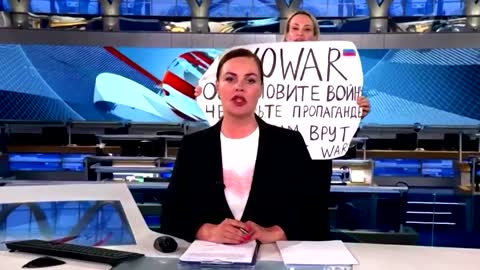 Anti-war protester disrupts live Russian state TV news
