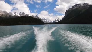 Jasper National Park: Open-Top Vehicle Tour & Cruise to Spirit Island