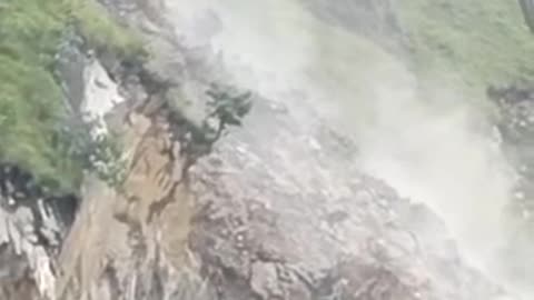 Live Video of Big Mountain Fall on Highway at Shimla in India
