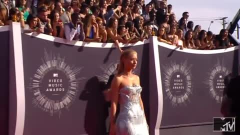 Stars don the latest fashions at MTV Video Music Awards red carpet