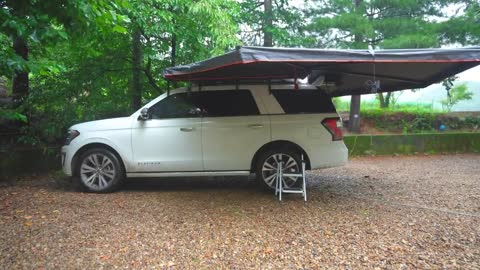 It's not lonely to camp alone in a car and enjoy the rain and food