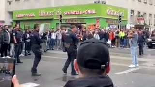 Wiener Polizei überwältigt Provokateur in Quellenstraße