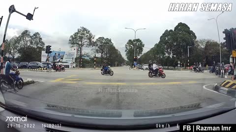 Rider terpelanting dirempoh Proton Saga
