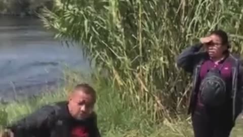 MEXICAN DRUG CARTEL COYOTES SMUGGLE ILLEGAL ALIENS INTO DEL RIO, TX. ACROSS THE RIO GRANDE