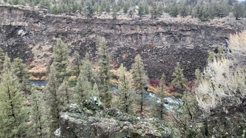 Central Oregon – Steelhead Falls – Canyon Perspective of Crooked River – 4K