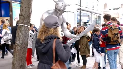 LONDON: Hilarious ROMAN WARRIOR 😂 street performer at COVENT GARDEN