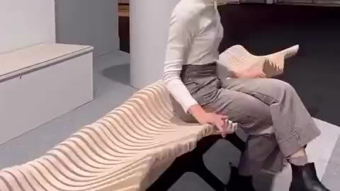 Bench with movable wooden elements mimicking a kinetic wave
