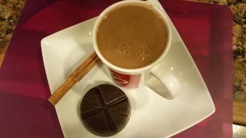 ¡Delicia Espesa de Tradición Mexicana: Atole Champurrado Con Leche!