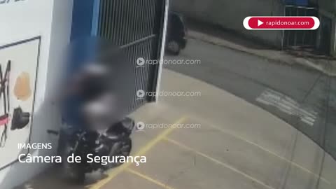 Câmera registra momento em que moto bate em parede em Mogi Guaçu; homem morreu