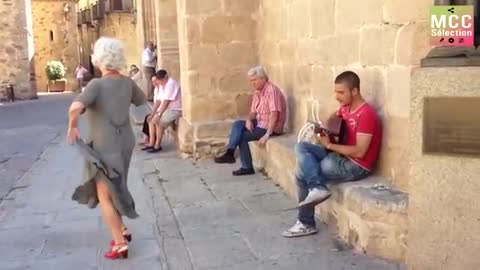 An amazing singer and lady | Flamenco in the street
