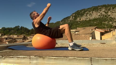 Climbing Corde Crunch on Stability Ball - Body Weight