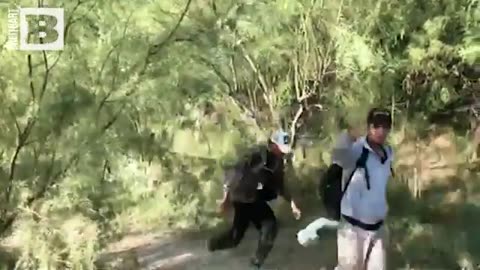 Breitbart News - EXCLUSIVE: Thousands of Migrants Cross Border into Eagle Pass, Texas