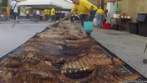 The Infinite Grill Roasts Crazy Amount of Meat. Italy Street Food Festival