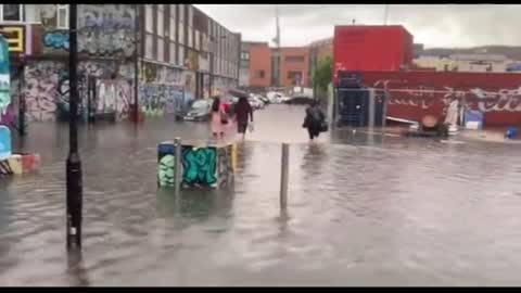 Current floods in parts of London, please be careful! (via twitter WinnCallum)