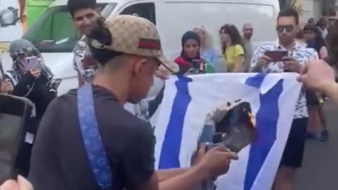 This is not Gaza, it's Milan! These bastard islamists are burning the Jewish flag