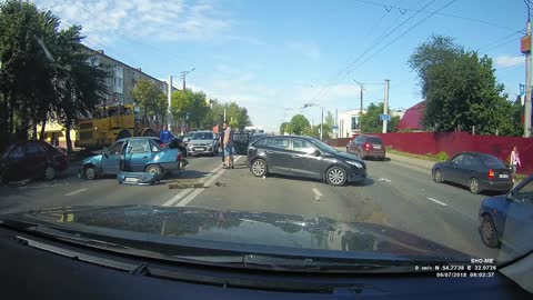 Lane Change Fail Causes Multi-Car Accident