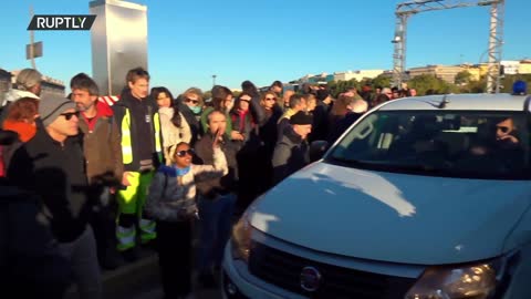 Italy: Demonstrators block port in Trieste in protest of COVID Green Pass - 15.10.2021