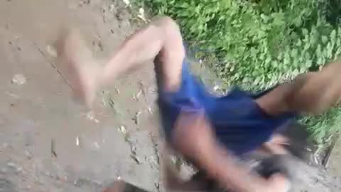 Two Drunk person fights in a rainy day nearly get killed😮😯😯😲